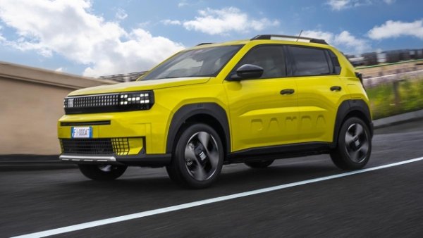 Той все още не е пристигнал на пазара, но Fiat Grande Panda беше представен в ерата на Тавареш. Най-новата версия на италианския малък автомобил ще се предлага в две версии: електрическа и бензинова хибридна. Все още няма официални новини относно хибридния мотор. Изборът може да бъде 1.2 трицилиндровият турбо бензинов двигател с 6-степенна автоматична трансмисия, включваща електрически мотор с 29 к.с. Общата мощност е около 100 к.с. 